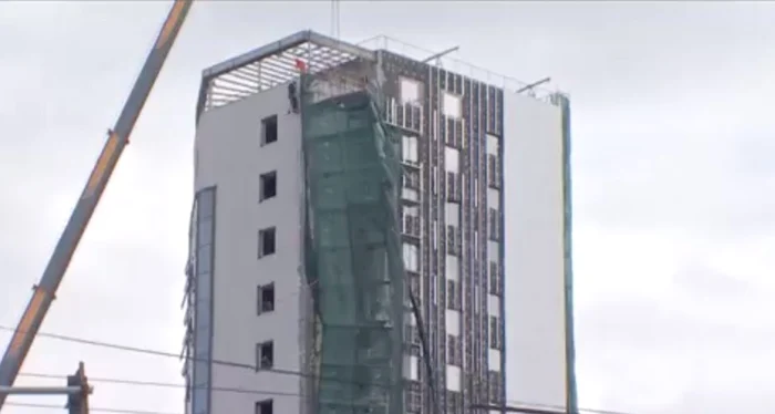 O schelă stă să cadă în centrul Capitalei Foto: Antena 3 CNN