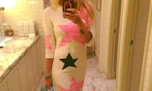 Telefonul pe care Raluca l a folosit ca să îşi facă un selfie în toaleta unui local de lux din Dubai are o husă cu Fecioara Maria jpeg