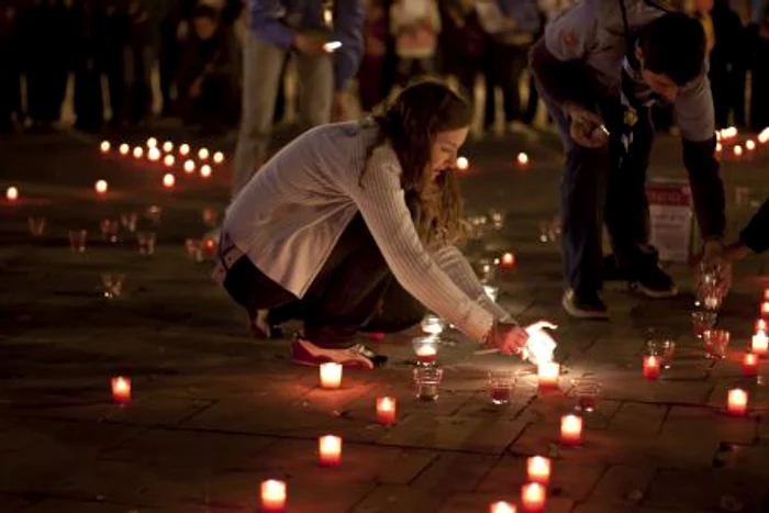 Pietrenii au aprins lumânări în centrul oraşului în semn de solidaritate cu nevoiaşii