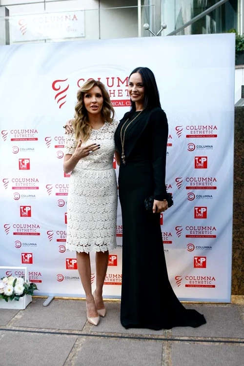 Andreea Marin a fost extrem de fericită şi s-a fotografiat alături de mai multe prietene
