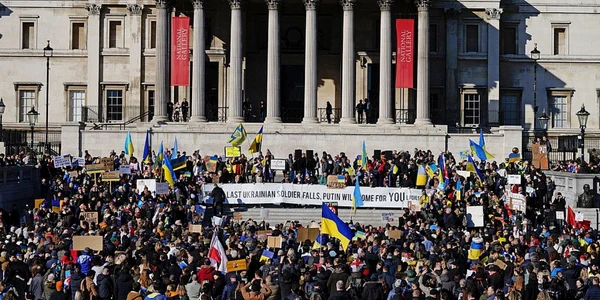 manifestaţie în Trafalgar Square Londra pentru a denunţa invazia rusă a Ucrainei foto twitter StandWithUkrainetwitter 