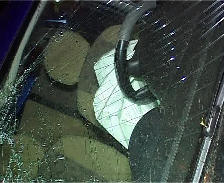 Accidentul s-a soldat cu distrugere maşinii. FOTO: NICOLETA BUTNARU