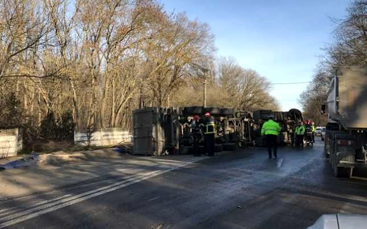 Autotrenul a derapat şi s-a răsturnat FOTO Arhivă