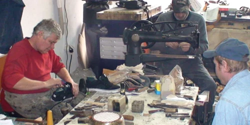 Cizmarii au foarte multe comenzi fiindcă manopera este foarte ieftină