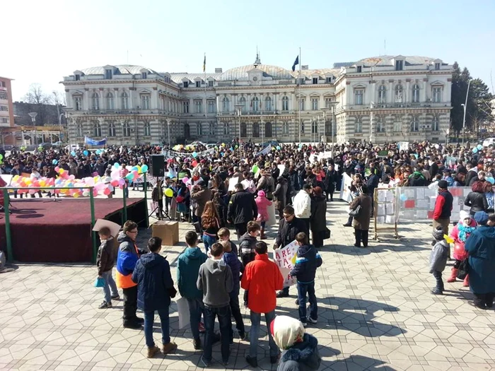 Sute de oameni au participat la Marşul pentru Viaţă din Bacău FOTO Inima Bacăului