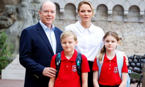 Prințul Albert, Prințesa Charlene și copiii Prințul Jacques și Gabriella foto palatul princiar de Monaco jpg