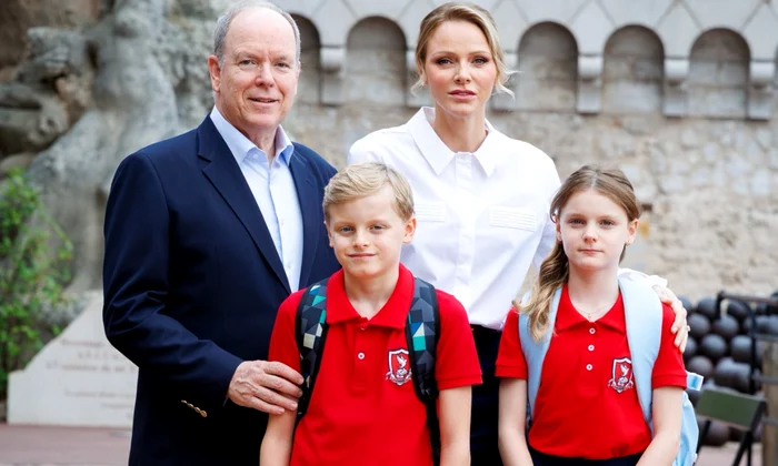 Prințul Albert, Prințesa Charlene și copiii Prințul Jacques și Gabriella foto palatul princiar de Monaco jpg