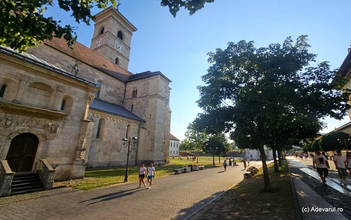 Cetatea Alba Carolina și catedrala medievală a sa, aflate pe Via Transilvanica. Foto: Daniel Guță