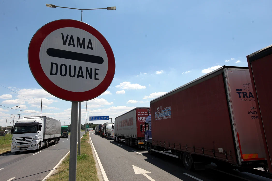 În vama intră doar  câte 10 camioane