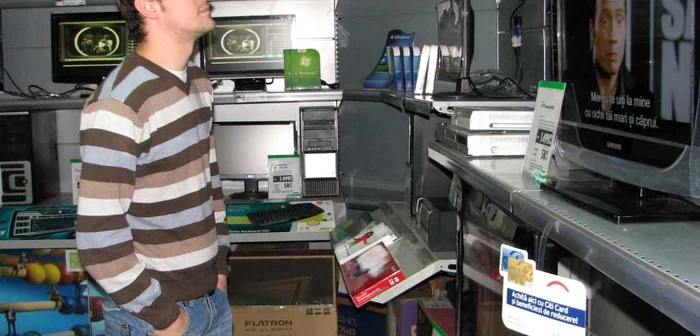 Un client botoşănean analizează cu atenţie oferta de televizoare LCD a unui magazin din oraş