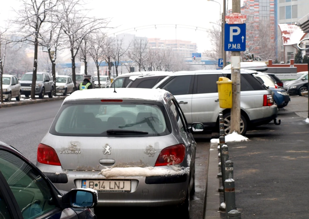 De ani de zile,
funcţionarii Primăriei încalcă legea atunci când blochează trotuarul cu maşini
parcate. Însă,  primarul Sorin Oprescu a anunţat schimbări radicale: „Politica municipalităţii este aceea de a descuraja folosirea
automobilelor individuale ”