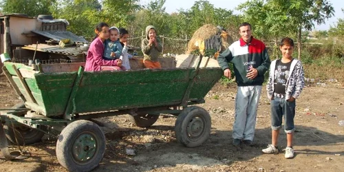 Deşi şi-au vândut copiii traficanţilor, romii din Strachina trăiesc de pe o zi pe alta foto: M.S.
