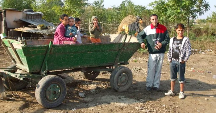 Deşi şi-au vândut copiii traficanţilor, romii din Strachina trăiesc de pe o zi pe alta foto: M.S.