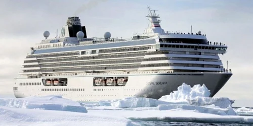 Crystal Serenity in Arctica FOT Cystal Cruises