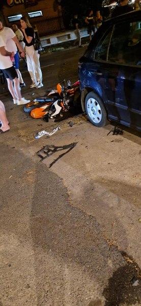 Motociclist în stare critică în urma unui accident rutier. Șoferul vinovat nu avea permis și a făcut schimb de locuri cu un băiat de 18 ani