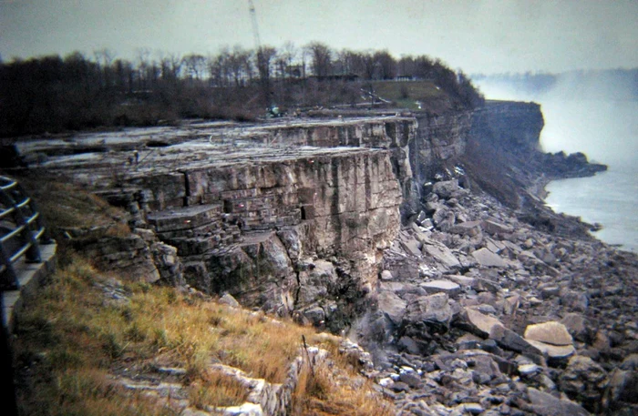 Cascada Niagara de pe partea americană a graniţei - secată artificial în 1969 Foto mashable com