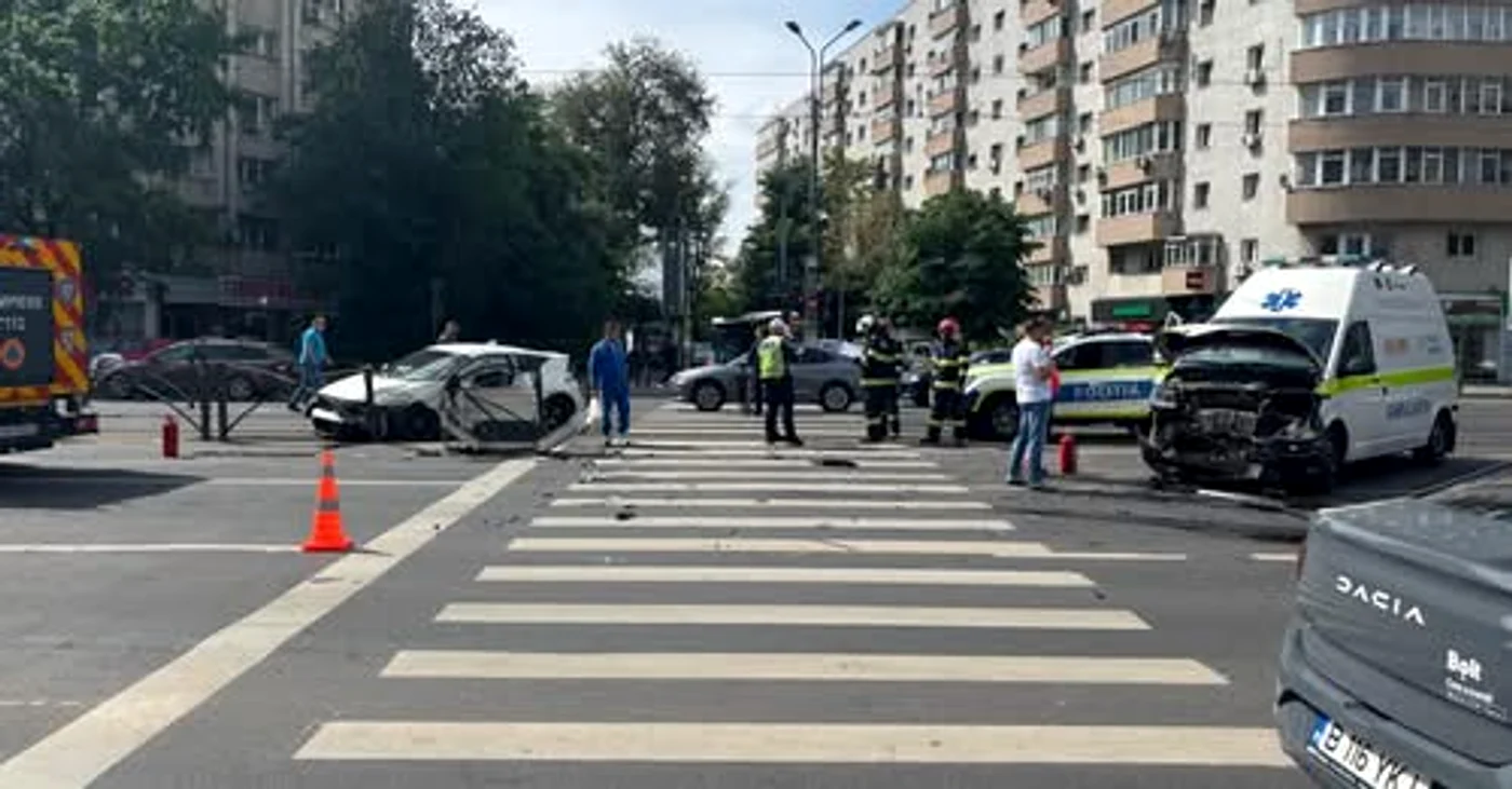 Ambele vehicule sunt grav avariate. FOTO FB Info Trafic București și Ilfov / B365.ro 