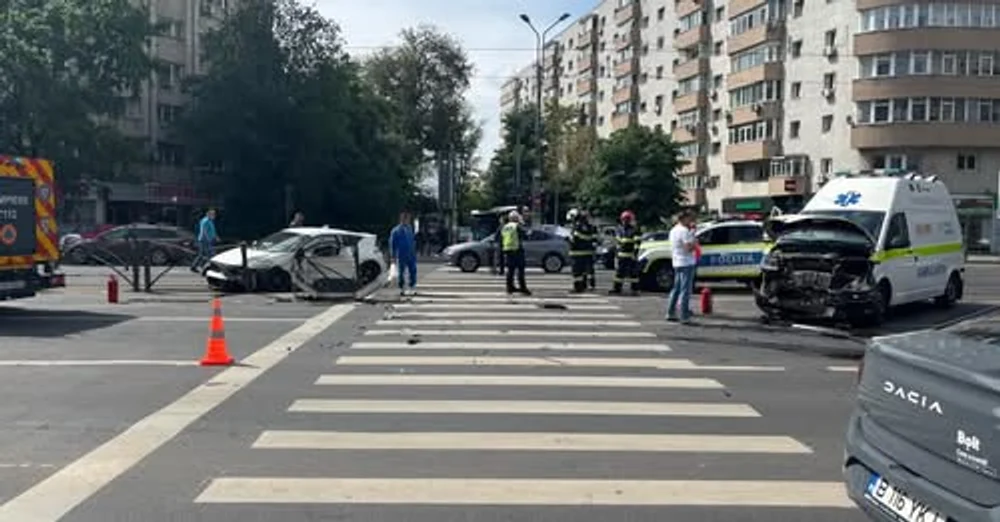 Ambulanță în misiune, lovită violent de un autoturism în Capitală. O persoană este rănită