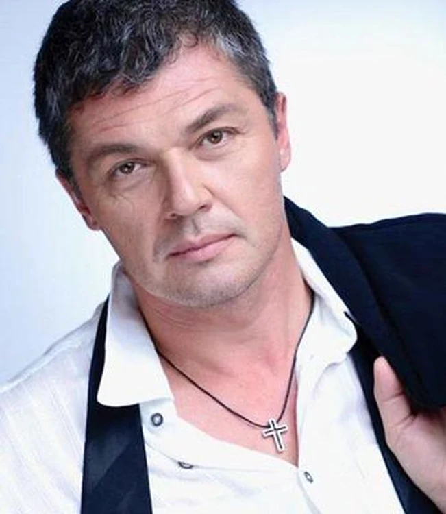 
    Adrian Păduraru  