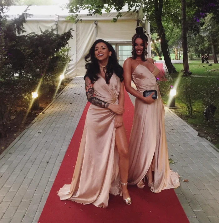 Ruby și Claudia au îmbrăcat rochii cu vedere la bustul siliconat