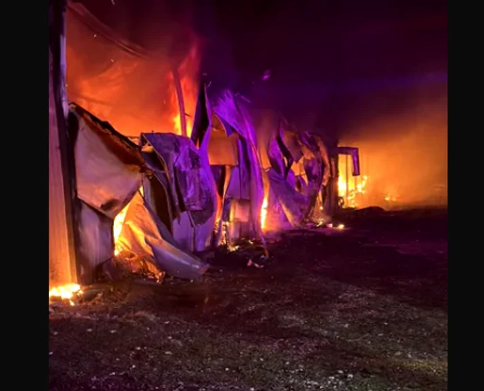 Pompierii intervin marți dimineață pentru stingerea unui incendiu. FOTO: ISU Argeș