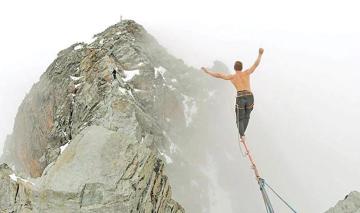 Michael Kemeter  şi-a creat un renume  făcând echilibristică  deasupra hăurilor (Fotografii: caters/redbull)