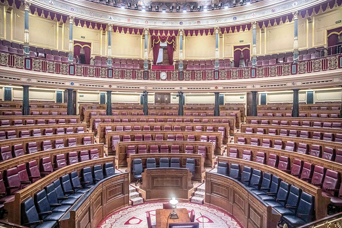 Spania. Zona Madrid este considerată  al patrulea focar din Europa,  într-o singură zi fiind  confirmate 400 de cazuri noi.  Parlamentul a fost închis
