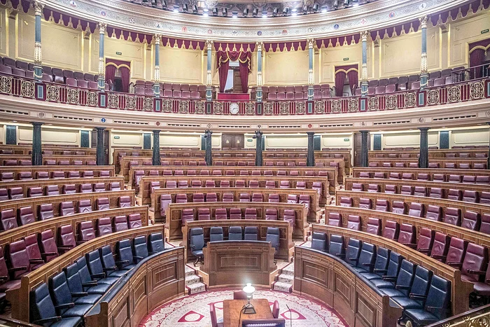 Spania. Zona Madrid este considerată al patrulea focar din Europa, într-o singură zi fiind confirmate 400 de cazuri noi. Parlamentul a fost închis