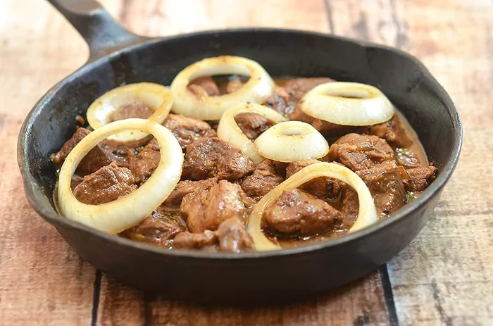 pulpa de porc cu ceapa la tigaie jpeg