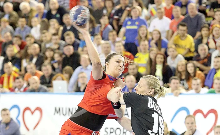 
    Deşi a jucat accidentată, Buceschi a fost cea mai bună jucătoare a României în victoria  magnifică împotriva Danemarcei (32-25)Foto: Mediafax  