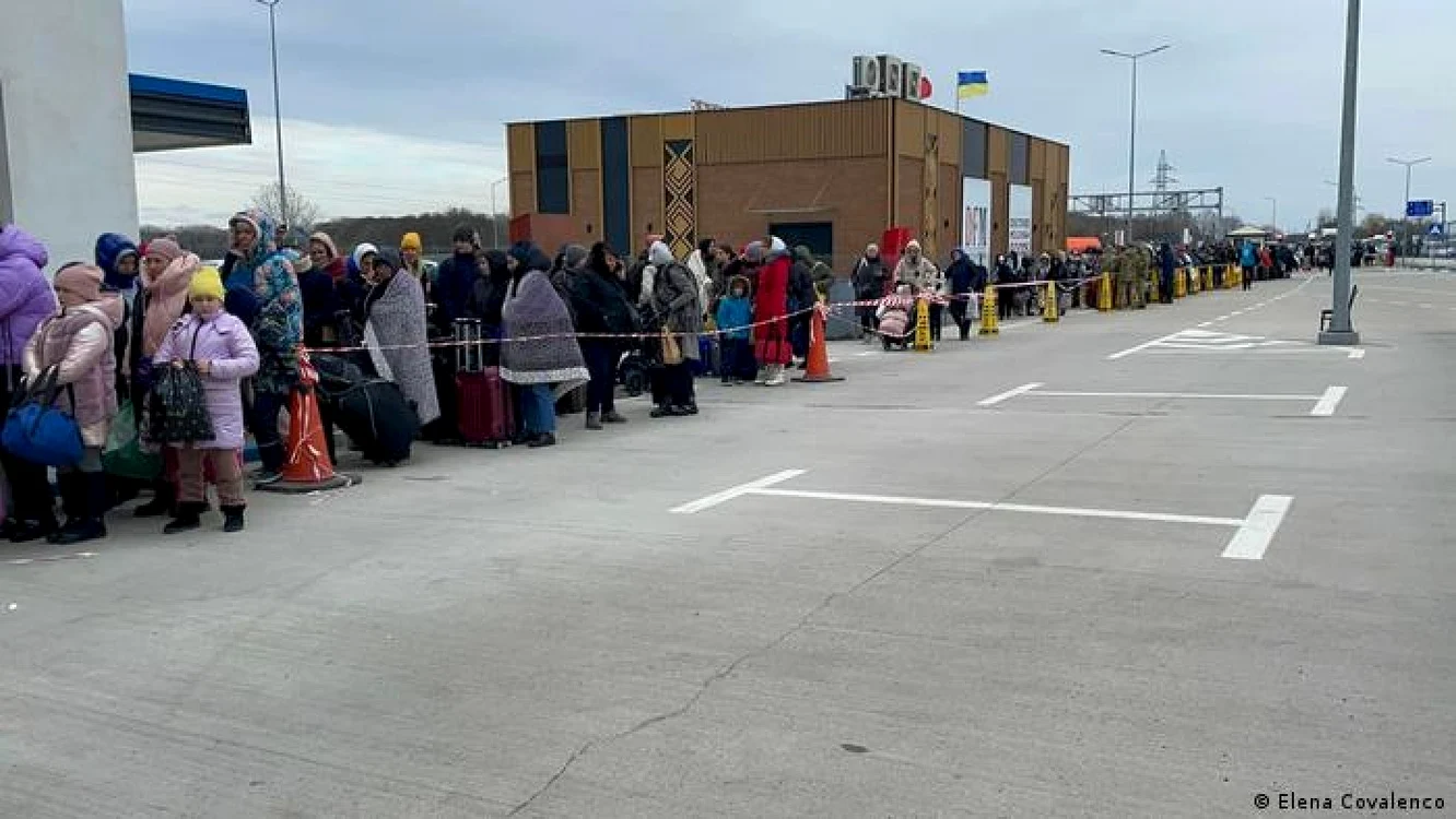 Refugiaţi ucraineni stau la coadă pentru a ajunge în R. Moldova, la Palanca