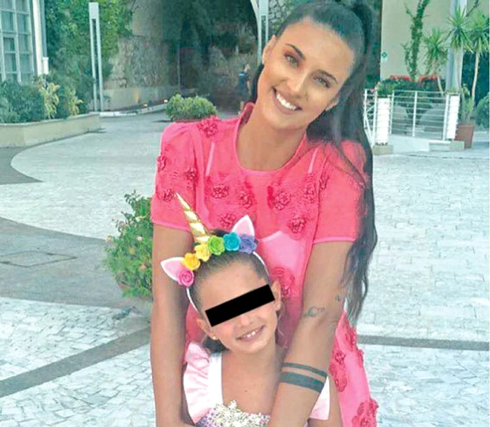 Maya se află de patru ani în Italia, la bunicii din partea tatălui, iar Antonia vine s-o vadă cât de des poate