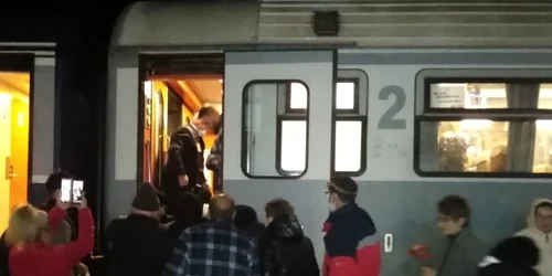 ajutoare alba refugiati tren