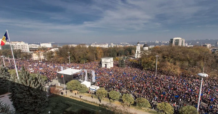 Mii de oameni s-au adunat în Piaţa Marii Adunări Naţionale pentru a sprijini cursul proeuropean. FOTO: Ministrul de Interne Dorin Recean / Facebook