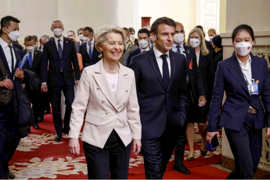 Președinta Comisiei Europene Ursula von de Leyen (stânga) și președintele francez Emmanuel Macron
