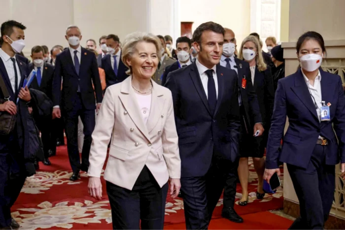 Președinta Comisiei Europene Ursula von de Leyen (stânga) și președintele francez Emmanuel Macron