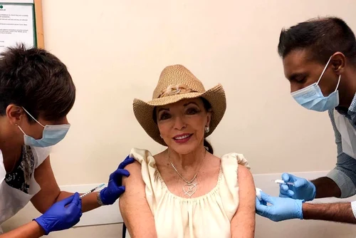 9 joan collins s a vaccinat la 88 de ani 1 jpg jpeg