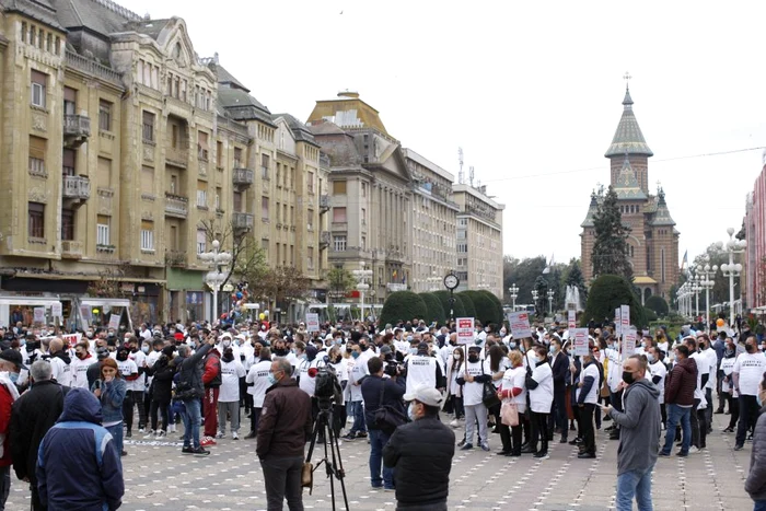 Reprezentanții HORECA au organizat un miting în centrul Timișoarei prostestând împotriva măsurilor luate de autoritățiSursa foto: INQUAM PHOTOS/Cornel Putan