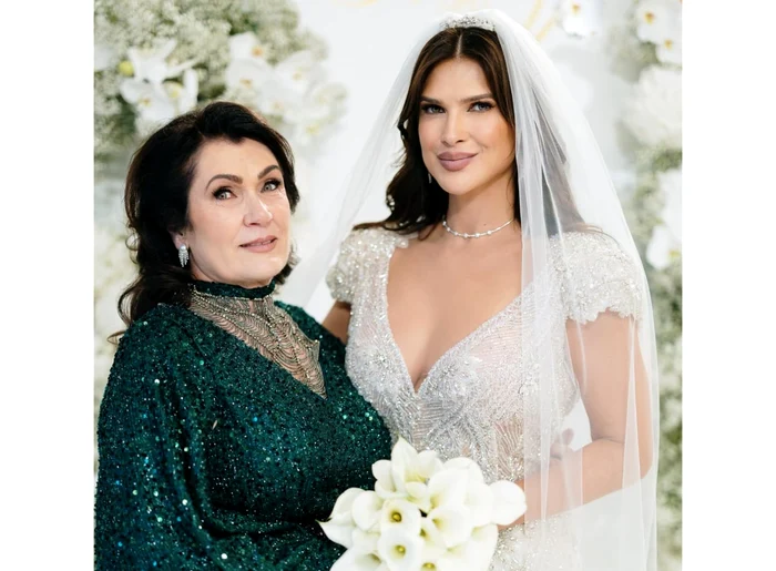 Monica Bârlădeanu, împreună cu mama sa FOTO: Arhivă personală/FB