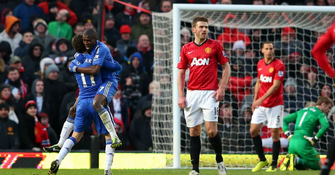 Ramires e îmbrăţişat de Oscar, după golul egalizator cu Manchester United