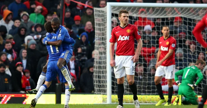 Ramires e îmbrăţişat de Oscar, după golul egalizator cu Manchester United