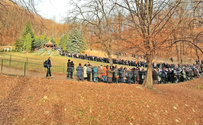 Oamenii veniți pentru a se ruga la mormântul lui Arsenie Boca au stat ore întregi la coadă, în frig