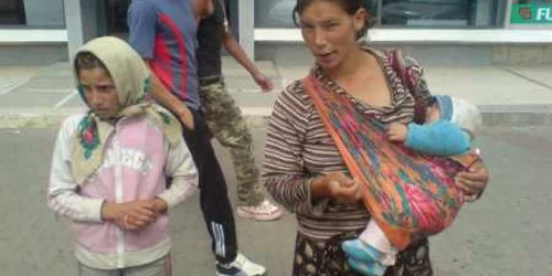 Satu Mare: Romii reclamă că ajutoarele sociale se împart pe bază de pile - Revista presei locale