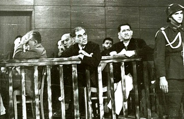 Ion Mihalache (dreapta) la procesul său din 1947. FOTO Wikipedia