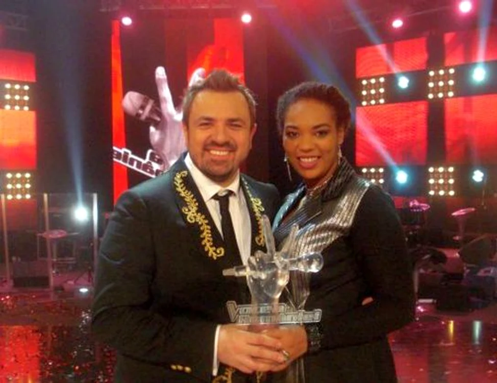
    Horia Brenciu şi Julie Mayaya, cu trofeul «Vocea României». (Foto: Corina Cosmescu)  