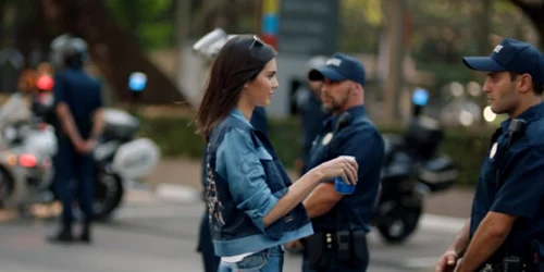 Kendall Jenner reclama pepsi 