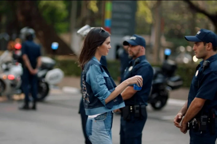 Kendall Jenner reclama pepsi 