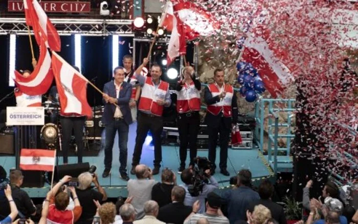 Vicecancelarul Austriei si liderul formaţiunii Partidul Libertăţii, Heinz Christian Strache (stanga), la un miting electoral FOTO AFP