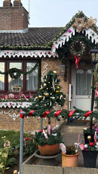 Casa de „turtă dulce” a unei românce din Anglia, în topul celor mai frumoase locuințe de Crăciun: „Hansel and Gretel se pot muta în Cambridgeshire”