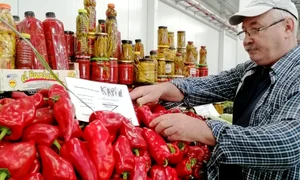 Producătorii de legume așteaptă clienți FOTO Ionela Stănilă